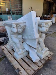Magistrale coppia di Basi in marmo di Carrara liberty, unico blocco - H 75 cm
